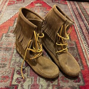 Minnetonka Tan Suede Fringe Moccasins